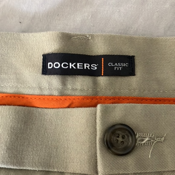 NEW Dockers Classic Fit 32x32 khaki - Picture 2 of 6